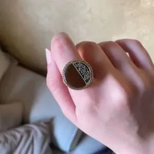 خاتم نحاس أصفر دائري ( اية قرانيه وحجر فاخر )