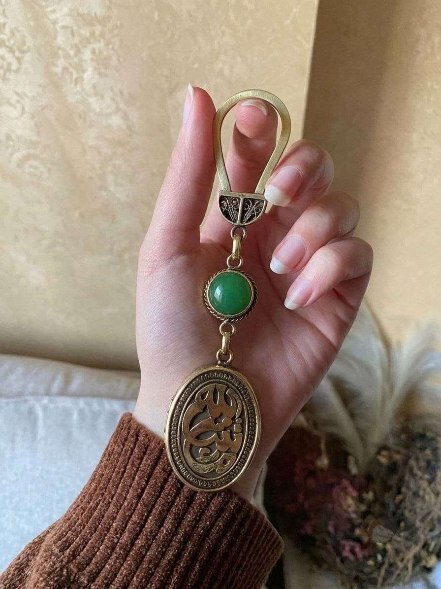 ميدالية نحاس اصفر شكل بيضاوي بجحر فاخر